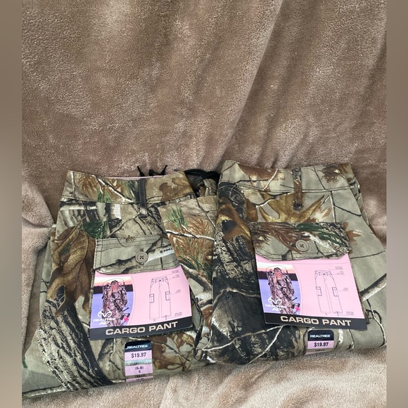 Realtree size small (6/8) ladies camo cargo pants - Picture 3 of 4